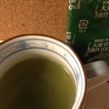 緑茶と青汁♡美味し〜（≧∇≦）〜飲みやすいね！しかもめっちゃ身体によさげ〜＊*
体内から美しくなった気がするぅ！健康美レシピ☆感謝☆